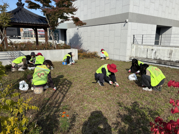 다정동 복컴 옥상정원에서 환경정화 활동 모습