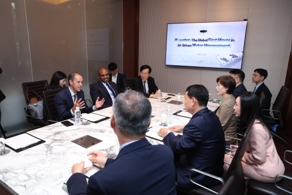 윤석대 한국수자원공사 사장이 23일 ChatGPT 개발사 OpenAI의 크리스 리헤인(Chris Lehane) 글로벌 대외협력 최고책임자와 AI 기반 물관리 혁신을 위한 협력을 논의했다.