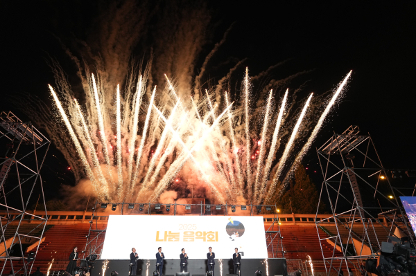 23일 오후 6시, 대전시 한남대학교에서 2천여 명 참석한 가운데 음악회 개최 모습