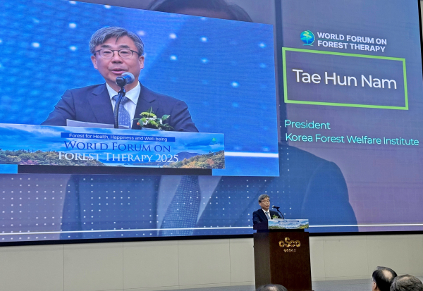 27일, 충북 청주시 흥덕구 오스코(OSCO)컨센션센터에서 열린 2025 세계산림치유포럼에서 남태헌 한국산림복지진흥원장이 환영사를 하고 있다.