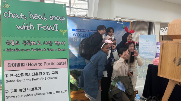 27일, 충북 청주시 흥덕구 오스코(OSCO)컨센션센터에서 2025 세계산림치유포럼 참여자들이 한국산림복지진흥원 포토존 이벤트에 참여하고 있다.