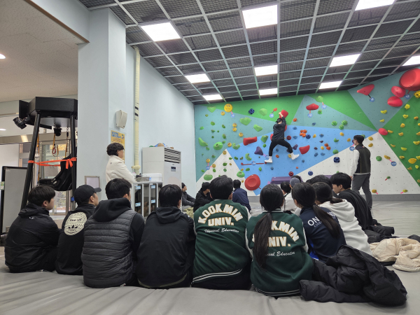 26일 국립춘천숲체원 어울림관 실내암벽장에서 참가자가 실내암벽 교육을 받고 있다.