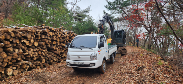 사랑의 땔감 나눔 행사를 위해 산림 부산물을 차량에 싣고 있다.
