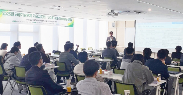 백동헌 단장(가운데)이 수상을 기념해 기념사진을 촬영했다.