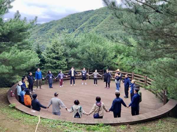 참가자들이 숲속에서 명상을 진행하고 있다.