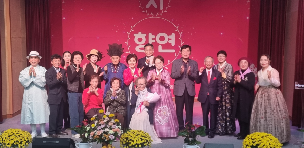 지난 10월 30일 개최된 감성 시낭송회 참여자들의 단체 사진