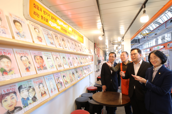 신도꼼지락시장 상인 60여 명의 캐리커쳐 액자 제작 및 전시 기념 행사 모습