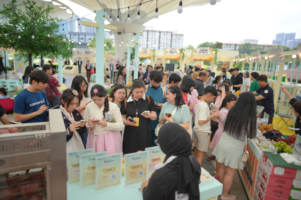 행사장에서 한국산 과일 시식하는 관람객