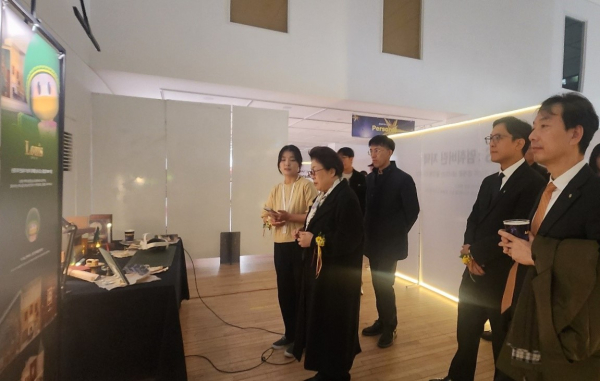 졸업전시를 관람하는 김종희 총장과 오세원 부총장