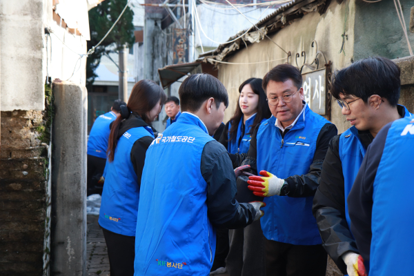 이현철 국가철도공단 경영본부장(오른쪽에서 두 번째)과 직원들이 연탄나눔을 위해 구슬땀을 흘리고 있다.