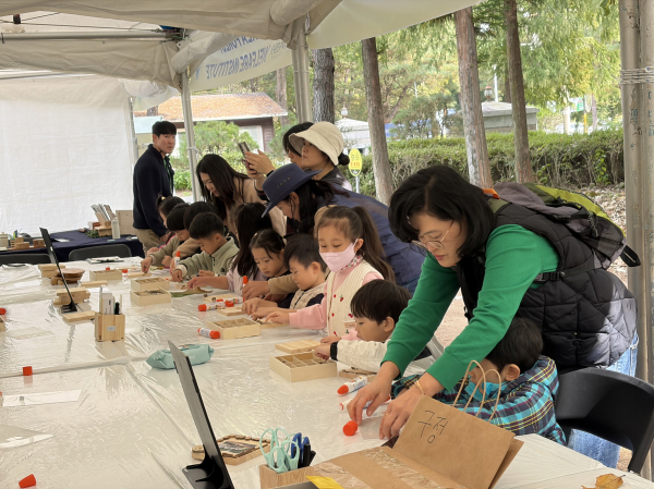 지난 29일 경북 경주 경북천년숲정원 산림교육 체험존에서 진행된 APEC 2025 한국 관광프로그램 ‘K-산림교육프로그램’에서 어린이들이 국산 목재를 활용한 ‘빛과 숲을 담다(나무액자)’ 공예 프로그램에 참여하고 있다.