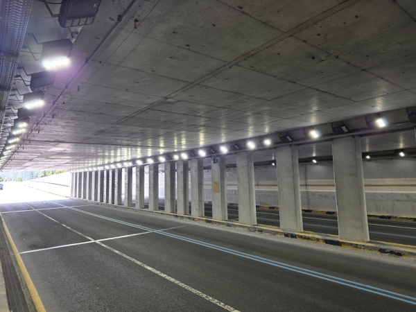 상대지하차도 내 전기시설 지상 설치 완료 후 조명 점등 상태를 확인하고 있다.