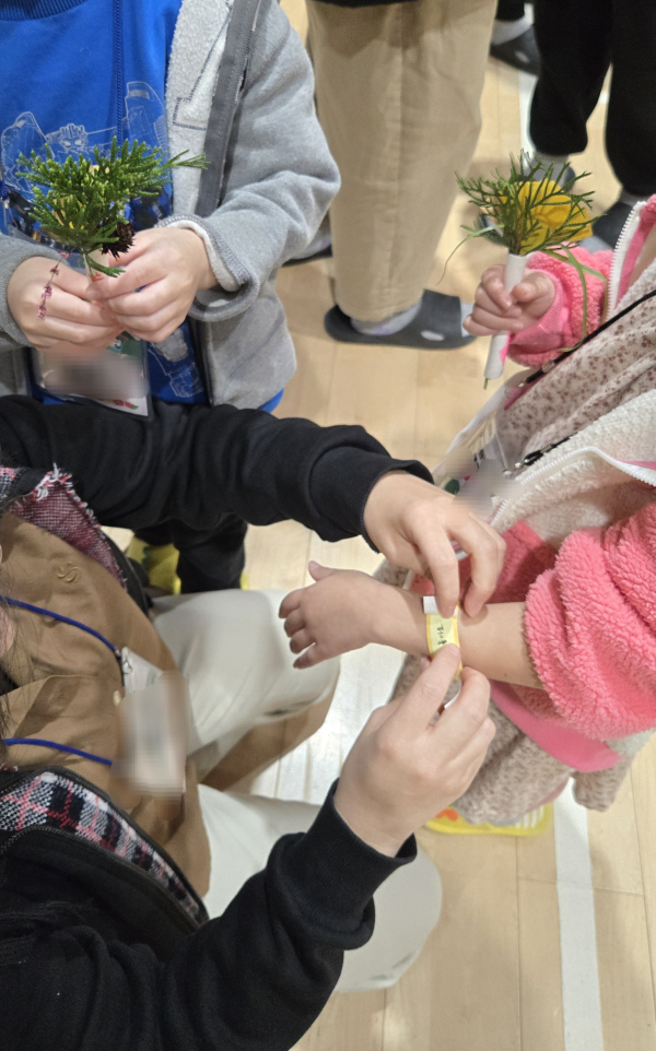 지난 1일 국립대전숲체원에서 느린학습자 부모와 아동이 마지막 캠프의 키워드인 감사와 희망을 상징하는 담은 팔찌와 들꽃 선물을 교환하고 있다.