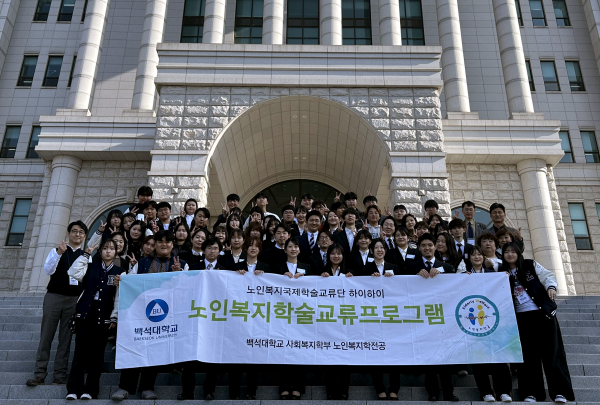 교류전 진행 후 기념으로 단체사진을 찍고 있다.
