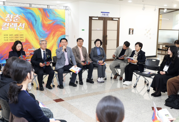 대전 서구청 2층 로비에서 열린 청춘컬렉션 큐레이팅 개최 장면