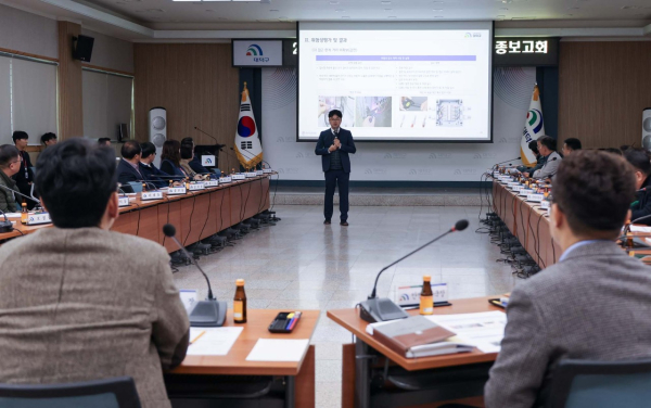 노기수 대덕구 부구청장과 관계자들이 12일 구청 대회의실에서 열린 ‘2025년 대덕구 위험성평가 용역 최종보고회’에서 설명을 듣고 있다.