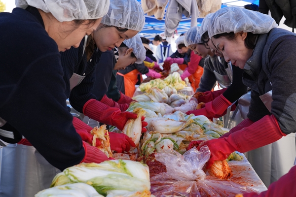 한국원자력안전기술원 김장 봉사활동 모습