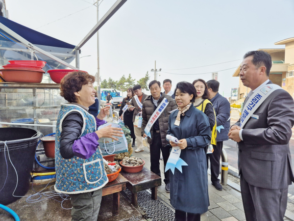 13일 천북굴단지 일원에서 ‘식중독 예방 및 호객행위 근절 캠페인’ 진행 모습