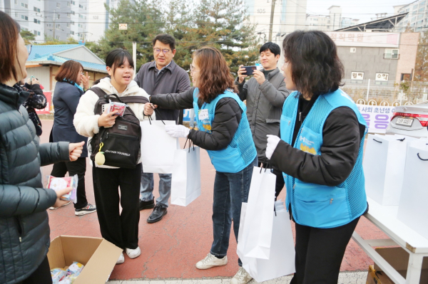 13일, 수험생을 응원하고 핫팩과 생수 등 전달 모습