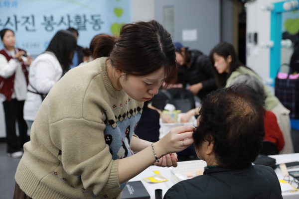 메이크업을 도와드리는 학생들