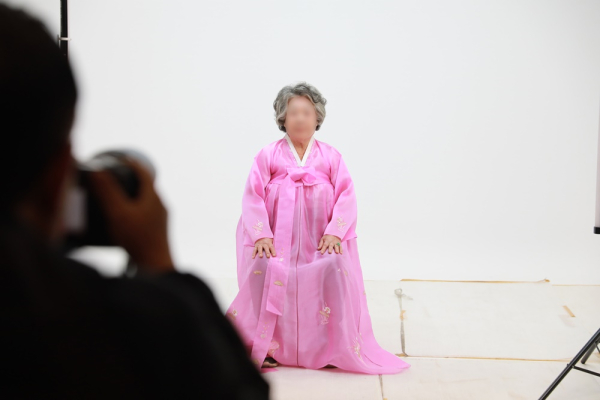 성환지역 어르신 대상 장수사진 촬영 진행 모습