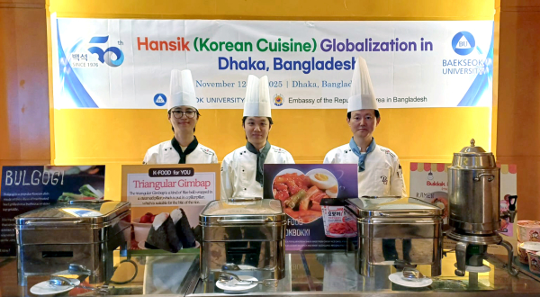 방글라데시 대한민국 대사관이 주최한 한국 음식 무역 세미나에서 한식 소개 프로그램에 참여한 모습 (왼쪽부터 2학년 류한서 학생, 2학년 박재강 학생, 학부장 서강태 교수)