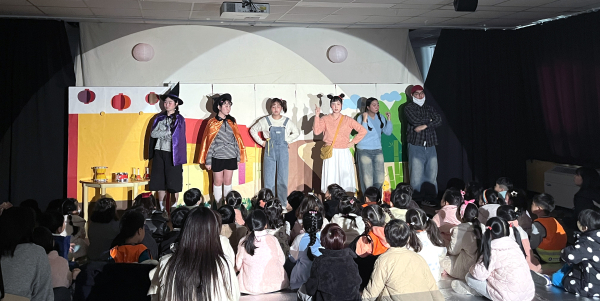 어린이들 앞에서 동극 ‘요술램프 대모험’을 연기하고 있다.