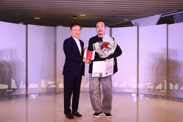 제5회 ‘철화분청사기 산업이 되다’ 시상식에서 김영찬 골프존문화재단 이사장(왼쪽)이 대상을 수상한 박연태 작가에게 상장과 트로피 수여하고 기념촬영