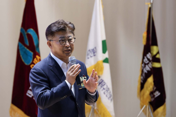 최충규 대덕구청장이 지난 13일 ‘2025년 제16회 보육인 한마음대회’에 참석해 대덕구 보육인들에게 감사의 인사를 전하고 있다.