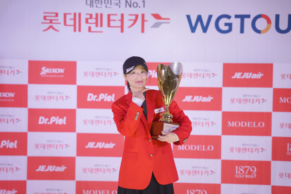 2025 롯데렌터카 WGTOUR’ 7차 대회 우승자 이진경이 우승트로피를 들고 기념사진 촬영