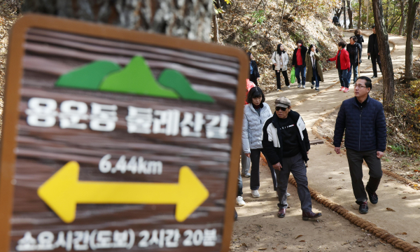 박희조 동구청장이 17일 성동산 맨발길을 주민들과 함께 걸으며 현장을 점검하고 있다