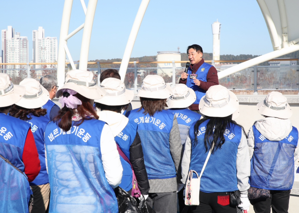 갑천생태호수공원 일원에서 진행된 환경정화 활동 기념 촬영