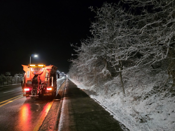 지난 겨울 유성구청 공무원이 주요 도로 제설작업을 실시하고 있다.