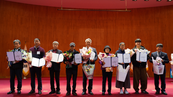 농업인 한습단체 실적발표회 우수회원 표창 모습