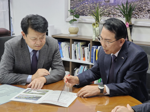 복기왕 국회의원 방문 건의 모습