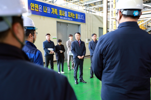 이광축 사장이 취임 후 첫 행보로 도시철도 판암차량기지를 방문하며, 현장 중심 안전경영 추진을 강조했다.(사진의 가운데 이광축 사장)