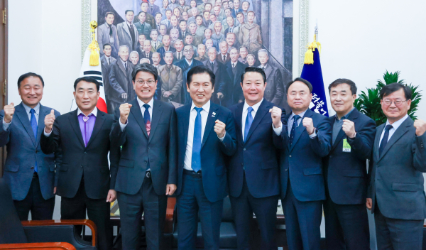 지난 17일, 국회를 방문해 농어촌기본소득 시범사업 국비 상향을 위한 공동 대응 방안을 논의한 7개 지자체 대표들과 정청래 대표가 기념 촬영을 하고 있다.