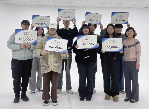 수상자들 단체사진 (오른쪽 기준 제일 끝 미래혁신교육원 오진현 원장, 왼쪽 기준 두 번째 대상 표지-대상 수상자 김지수 학생)