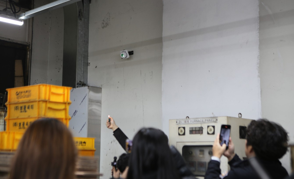 SafeMate 4‑in‑1 설치 후 관계자들이 불꽃 감지 기능 시연을 지켜보고 있다. / 사진=엘디티 제공