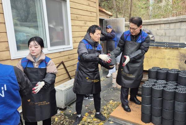 강남구 수서동과 노원구 상계동 일대에서 연말 봉사활동 진행 / 상계동 연탄 나눔에 참여한 최덕형 골프존홀딩스 대표이사(오른쪽)