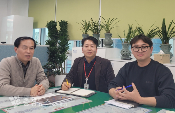 왼쪽부터 이현근 도시주택과장, 임승진 도시광고팀장, 김정현 주무관