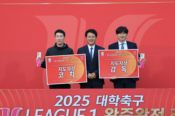 최우수지도자상을 수상한 박종관 감독과 이성우 코치