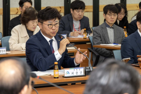 최충규 대덕구청장이 21일 구청 대회의실에서 열린 ‘공약사업주민평가단 회의’에 참석해 인사말 모습