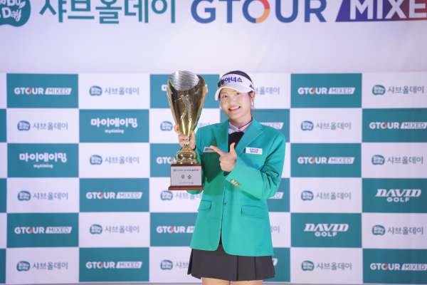 지난 22일, 대전 골프존조이마루에서 열린 ‘2025 샤브올데이 GTOUR MIXED’ 4차 대회 우승자 홍현지가 우승트로피를 들고 기념사진
