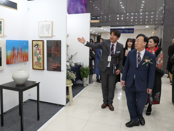 '제9회 학교예술교육박람회' 현장을 둘러보고 있는 설동호 교육감