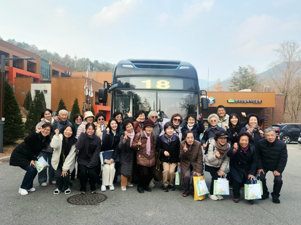 지난 24일 ‘버스타고 숲체원가자’ 수료식 후 버스 타기 전 함께 기념사진을 찍고 있다.
