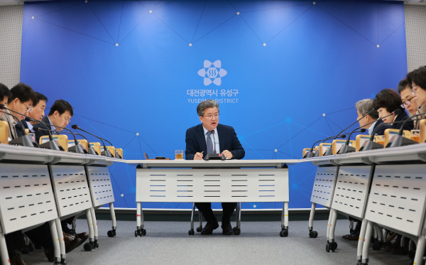 정용래 유성구청장이 25일 열린 주간간부회의를 주재하고 있다.