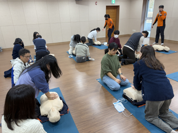 합동훈련의 일환으로 국립산림치유원 직원들이 119대원들과 함께 심폐소생술(CPR) 교육을 실시하고 있다.