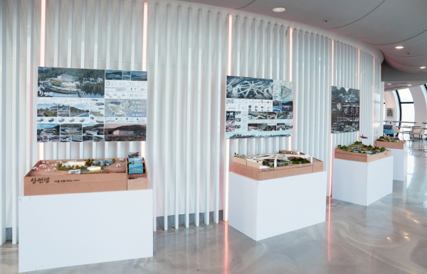 새로운 도시브랜딩 전략을 제안하는 ‘#쉼, 대전’ 전시회를 개최한다.(학생들 전시 작품 전경)