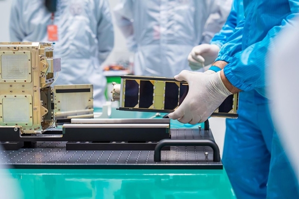 누리호의 큐브위성 발사관에 탑재되고 있는 K-HERO 큐브위성 / 한국항공우주연구원 제공